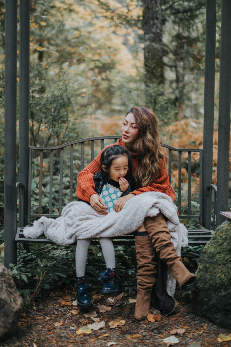 fall activities, hiking in the mountains, mountain family photos with kids, hiking with kids, fall in oregon // NotJessFashion.com