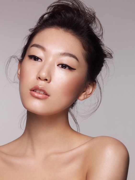 New Year's Eve Makeup Ideas - Simple Eyeliner and Dewy Skin // Notjessfashion.com