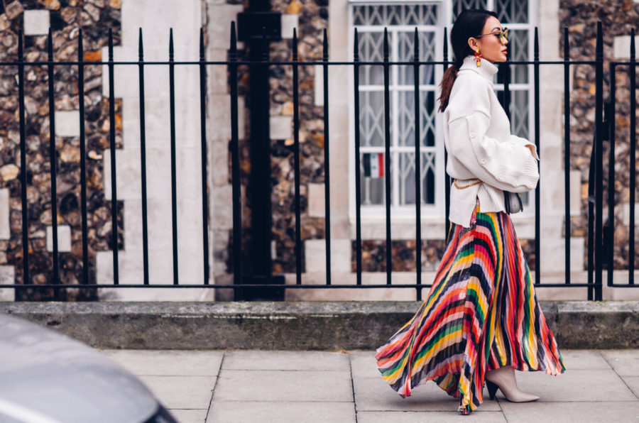 The Best Portable Cameras for Fashion & Travel Bloggers during Fashion Week - London Fashion Week Street Style, Alice and Olivia pleated skirt // Notjessfashion.com