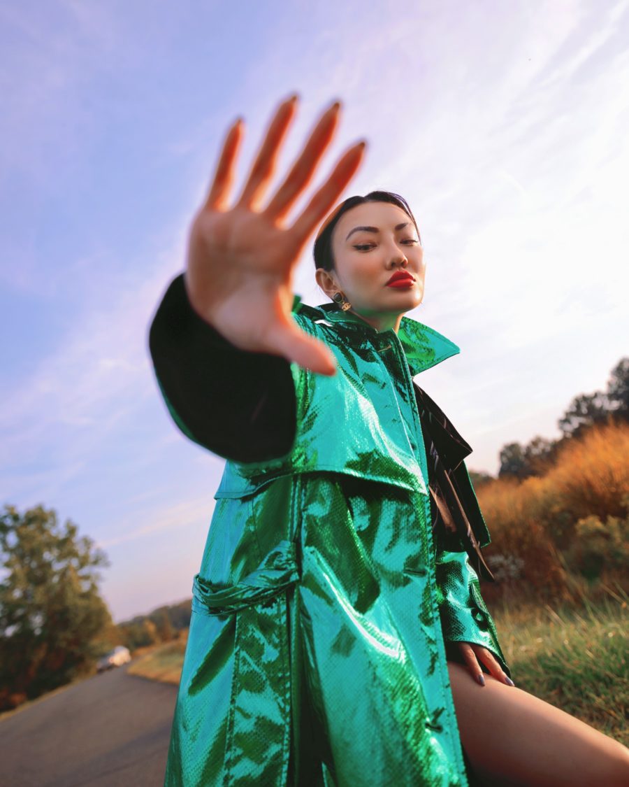 jessica wang wearing green metallic jacket and sharing fashion blogger posing tips // Notjessfashion - Notjessfashion.com