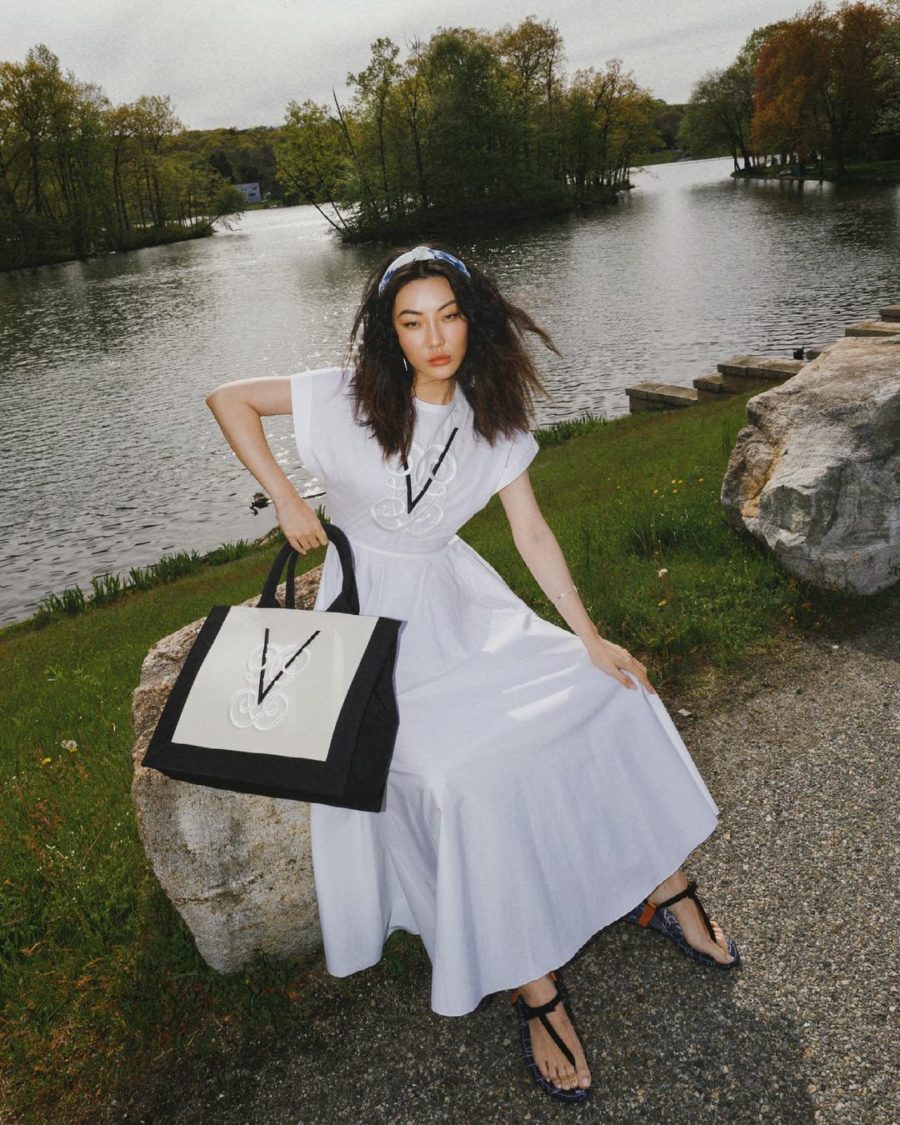 jessica wang wearing a white dress and holding an oversized tote while sharing trendy handbags for summer // Jessica Wang - Notjessfashion.com